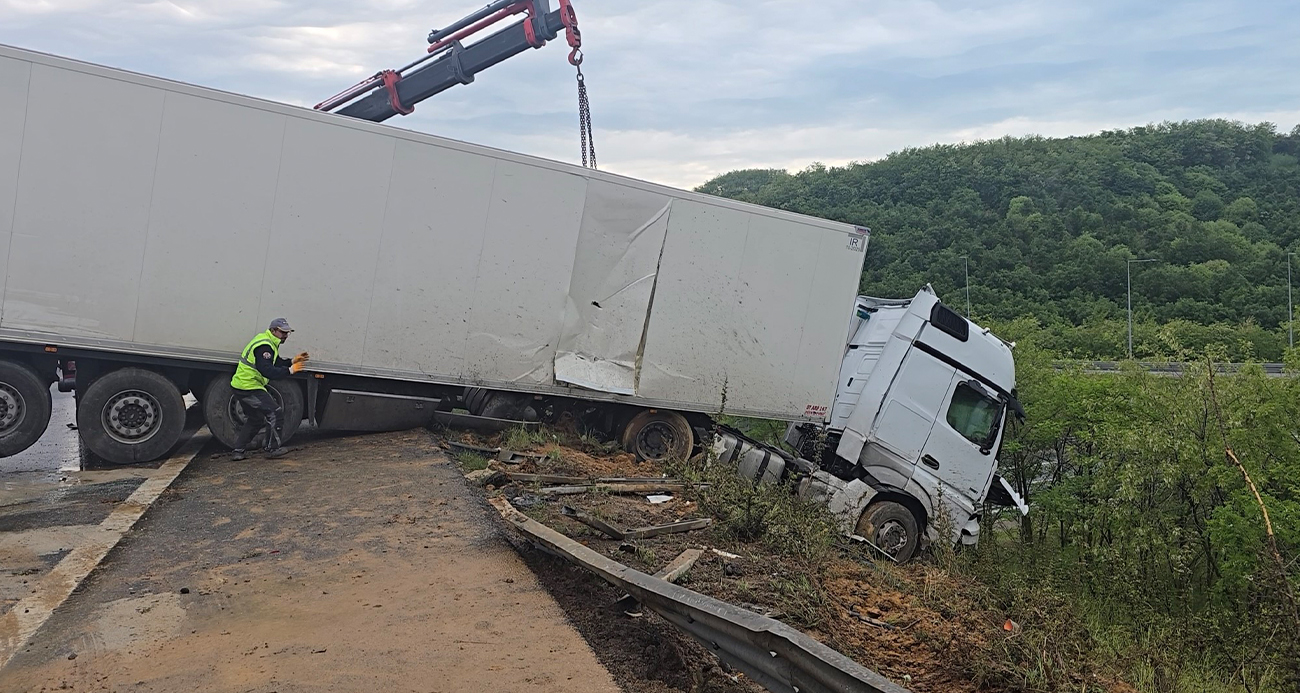 Kuzey Marmara’da otomobilin çarptığı tır bariyerleri aşıp yoldan çıktı