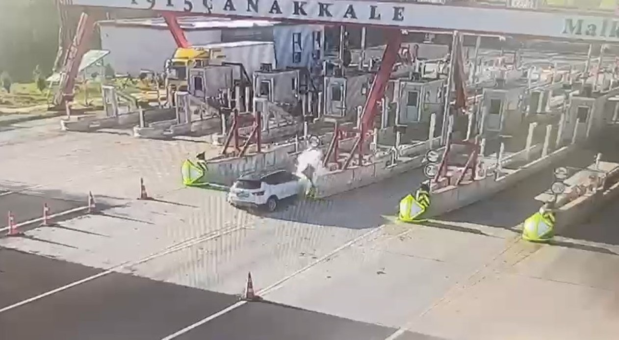 Malkara’da Çanakkale otoyolu gişelerinde otomobil bariyere çarptı: 1 ölü, 1 yaralı