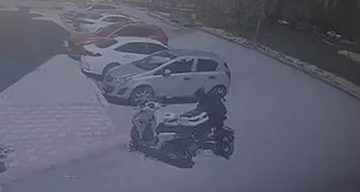 Motosiklet üzerinde duran kaskı çaldı: O anlar kamerada
