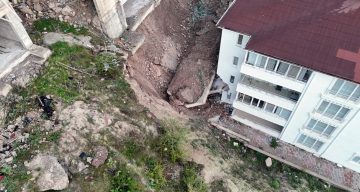 Nevşehir’de çöken istinat duvarı evlerin içine girdi: 10 ev tahliye edildi