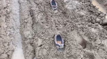 Önce otomobili sonra ayakkabıları çamura saplandı, mezranın yolu survivor parkurunu aratmadı