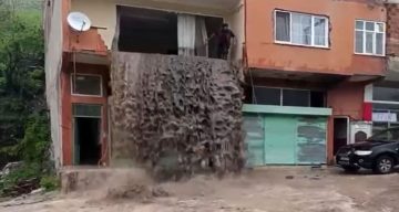 Ordu’da sel suları evin içinden şelale gibi aktı