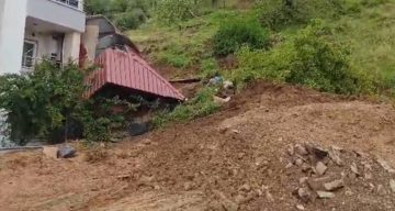 Osmaniye’de toprak kayması: Prefabrik ev devrildi, traktör göçük altında kaldı
