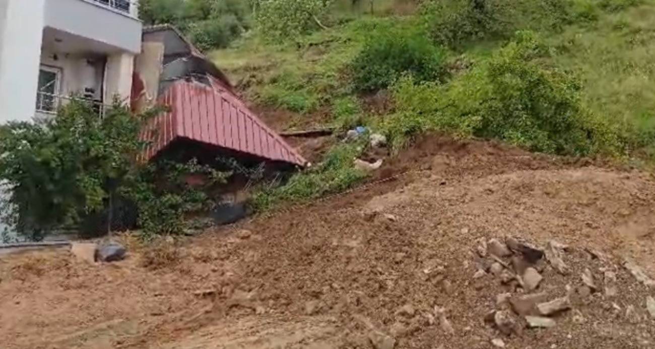 Osmaniye’de toprak kayması: Prefabrik ev devrildi, traktör göçük altında kaldı
