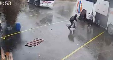 Otobüs perondan çıktı, saniyeler sonra toprak kayması oldu, görevli ise son anda kaçtı