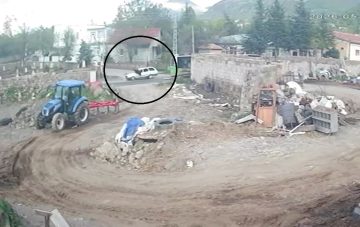 Otobüsten indi, otomobil çarptı: O anlar kamerada