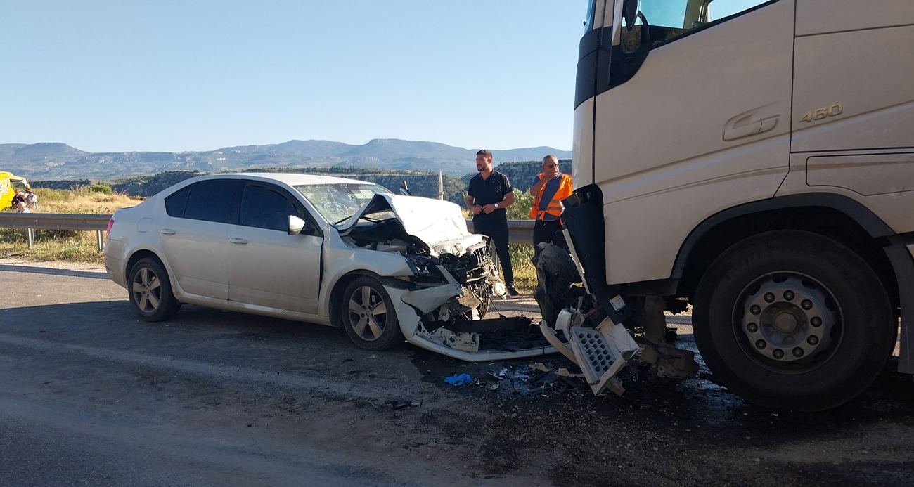 Otomobil ile tır kafa kafaya çarpıştı: Anne ve kızı öldü, baba ağır yaralandı