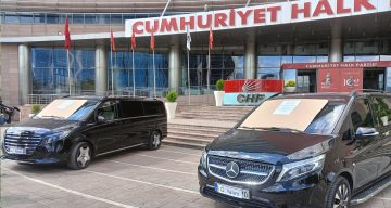 Özgür Özel döneminde CHP’ye tahsis edildiği iddia edilen iki araç “Haram parayla alınmıştır” yazısıyla sergilendi