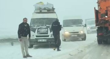 Palandöken Geçidi baharda da geçit vermedi, sürücülerin imdadına ekipler yetişti