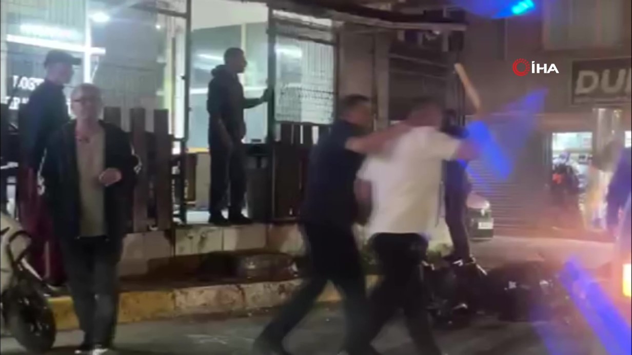 Pendik’te sokak ortasında tekmeli sopalı kavga kamerada