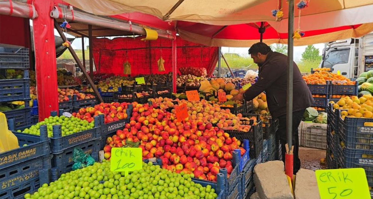 Piyasaya aldırış etmedi, uygun fiyata sebze meyve satışı yaparak gönülleri kazandı
