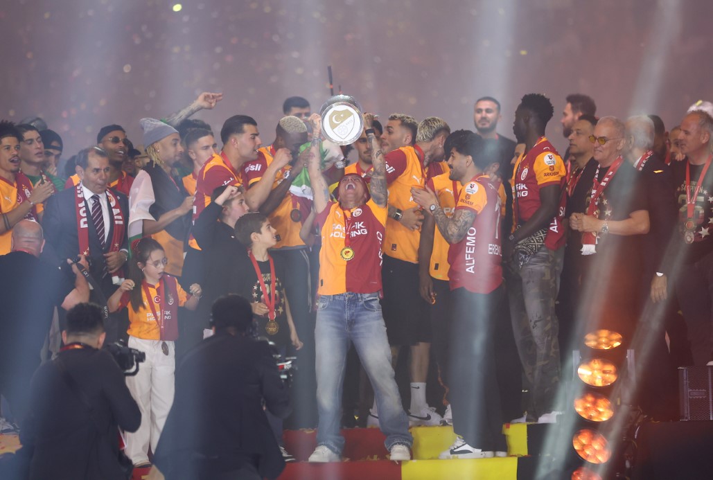 Şampiyon Galatasaray kupasını aldı