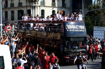 Şampiyon Galatasaray üstü açık otobüsle şehir turu attı