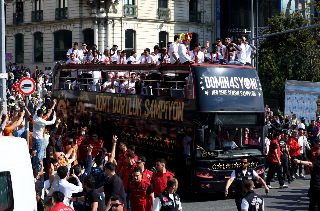 Şampiyon Galatasaray üstü açık otobüsle şehir turu attı