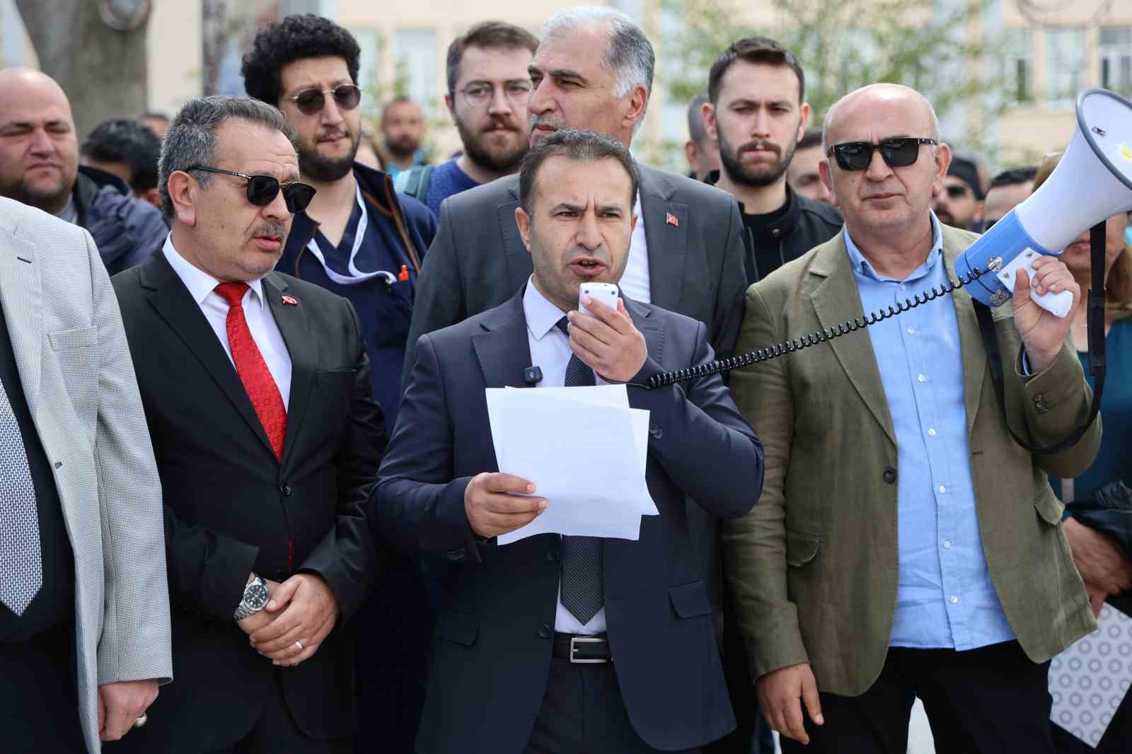 SCÜ çalışanları, bankaların promosyon tutumunu protesto etti
