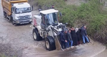Sel yolları kapattı, cenaze yakınları kepçe ile taşındı