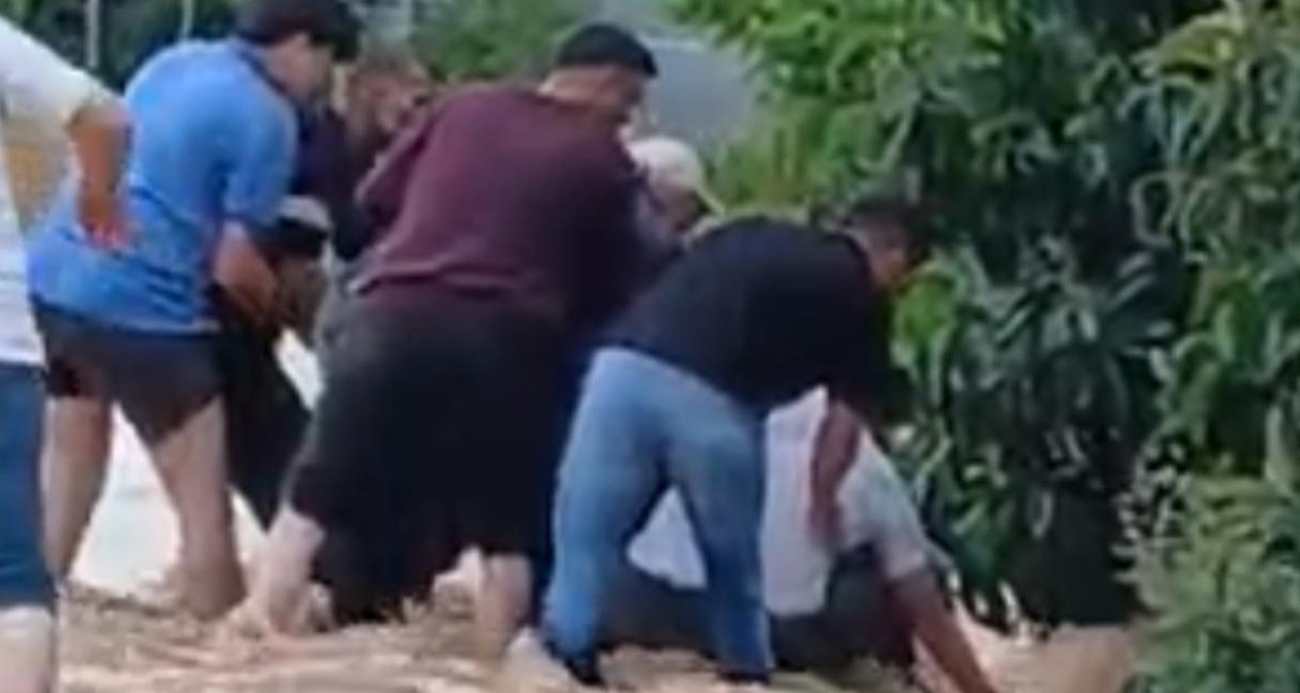 Sele kapılan şahsı mahalle sakinleri kurtardı