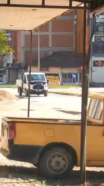 Seyir halindeki kamyonetin motorunu açıp arızayı tespit etmeye çalıştı