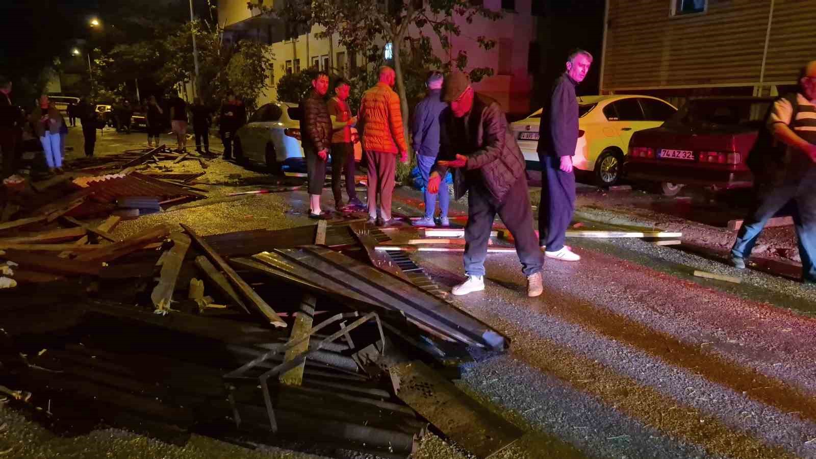 Şiddetli fırtına evin çatısını uçurdu, 6 araç hasar gördü… O anlar kamerada
