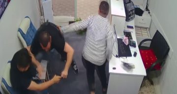 Silahla döviz bürosunu basan husumetlisine karşı boğuşarak hayatta kalmayı başardı