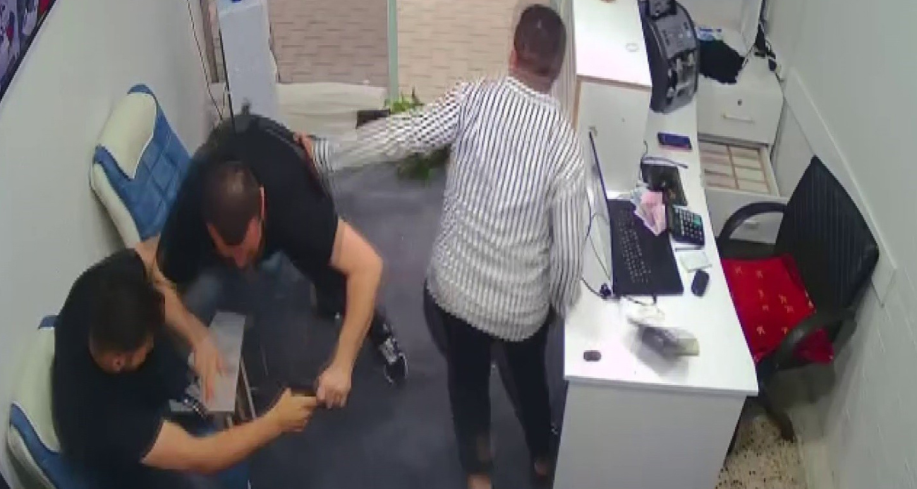 Silahla döviz bürosunu basan husumetlisine karşı boğuşarak hayatta kalmayı başardı