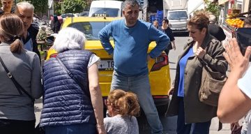 Şişli’de geri geri giden taksi, yaşlı kadını altına aldı