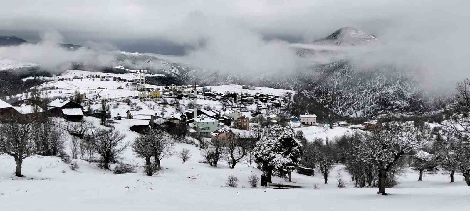 Sivas’ın baharı kışı aratmadı, yüksek kesimlerde kar etkili oldu