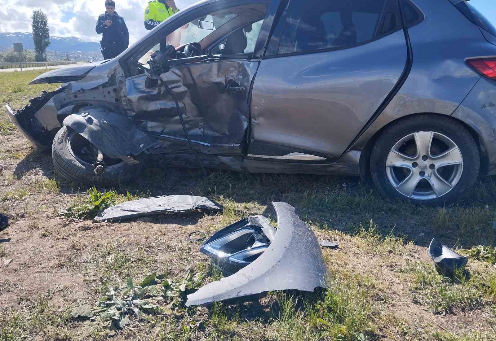 Sivas’ta iki otomobilin çarpıştığı kazada 4 kişi yaralandı
