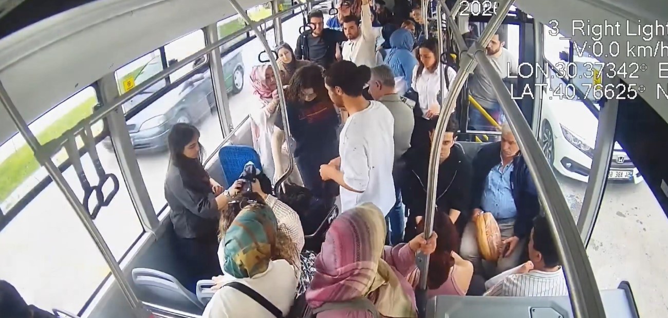 Şoför sürdü, sağlık çalışanı müdahale etti: Otobüsteki panik anları kamerada