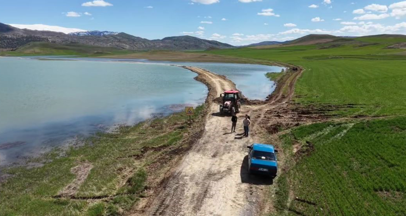 Tarım arazileri sular altında kaldı, 30 hane ile ulaşım kesildi