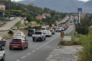 Tatilciler Muğla’ya akın etti: Araç kuyruğu 22 kilometreye ulaştı