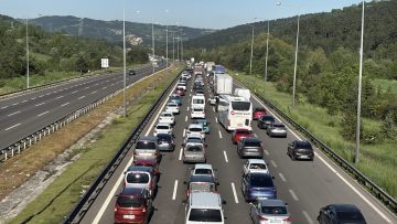Tatilcilerin dönüşü sürüyor: Bolu geçişinde uzun araç kuyrukları