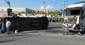 Tırla çarpışan işçi servisi devrildi: 8 yaralı