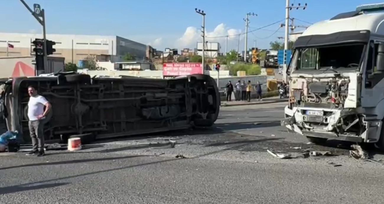 Tırla çarpışan işçi servisi devrildi: 8 yaralı
