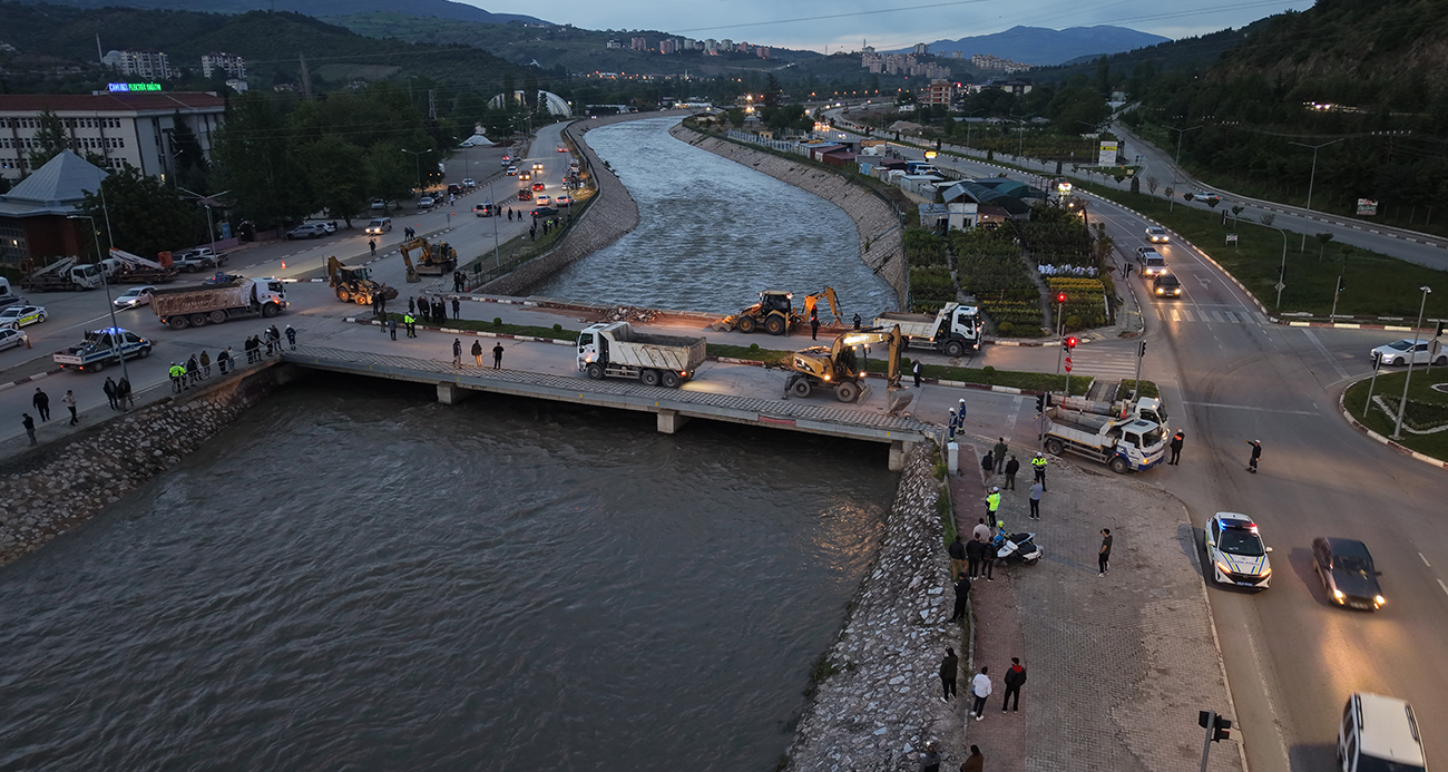 Tokat’ta sel riski nedeniyle Çedaş Köprüsü’nün yıkımına başlandı