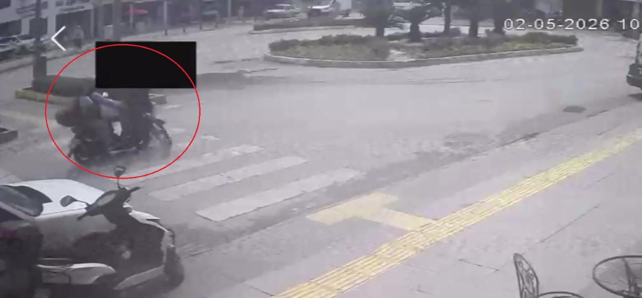 Yaya geçidini kullanan bisiklete motosiklet çarptı: 2’si çocuk 3 yaralı