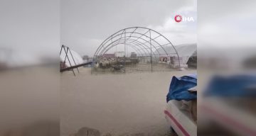 Yenikent’te kurban pazarı ve dükkanları su bastı