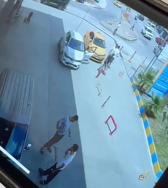 Yol verme yüzünden tartıştığı taksiciyi takip edip bıçakladı: O anlar kamerada