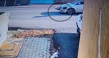 Yola fırlayan çocuk otomobilin çarpmasıyla metrelerce savruldu: O anlar kamerada
