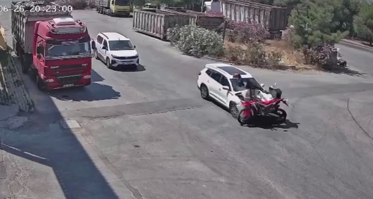 15 yaşındaki çocuğun kullandığı otomobil motosiklete çarptı, sürücü ağır yaralandı