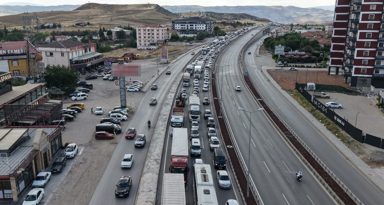 43 ilin bağlantı noktasında yaz tatili hareketliliği: Kaza trafiği durma noktasına getirdi
