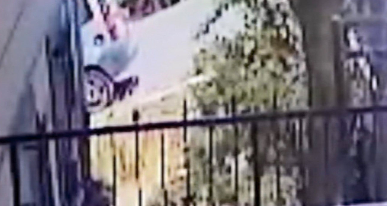 7 yaşındaki çocuk aracın altında kaldı, ayağa kalkıp koşarak evine gitti
