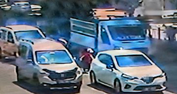 Adana’da feci kaza: Yolun karşısına geçerken iki aracın çarptığı çocuk hayatını kaybetti