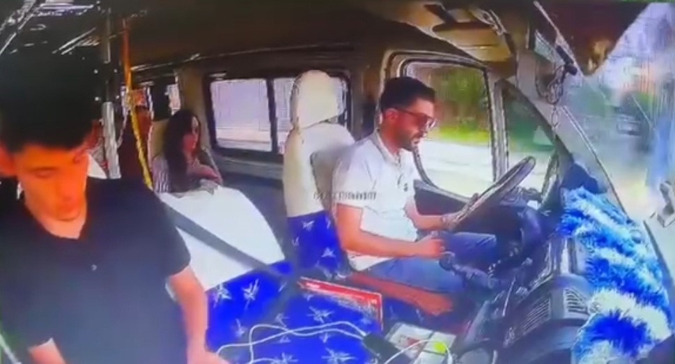 Adana’da sürücü uyudu, dolmuş duvara çarptı: 7 yaralı