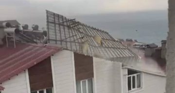 Ahlat’ta fırtına çatıları uçurdu