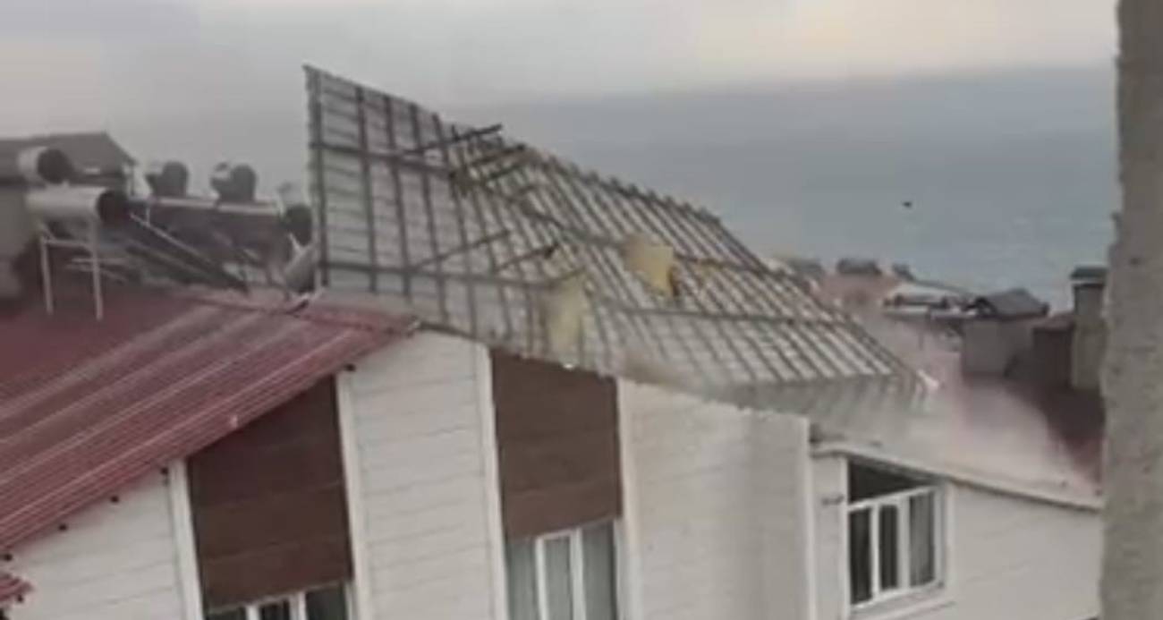 Ahlat’ta fırtına çatıları uçurdu