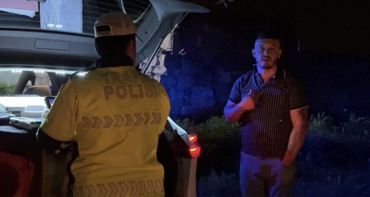 Alkollü sürücü merakına yenik düştü