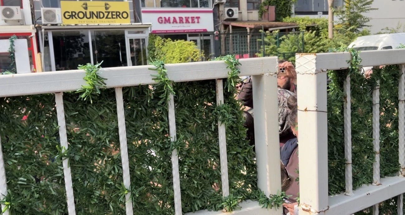 Ankara’daki bir lisede, sınava dakikalar kala öğrenciler okul bahçesine alınmayınca gerginlik yaşandı