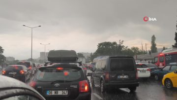 Ankara’nın birçok yerinde etkili olan sağanak yağmur hayatı durma noktasına getirdi
