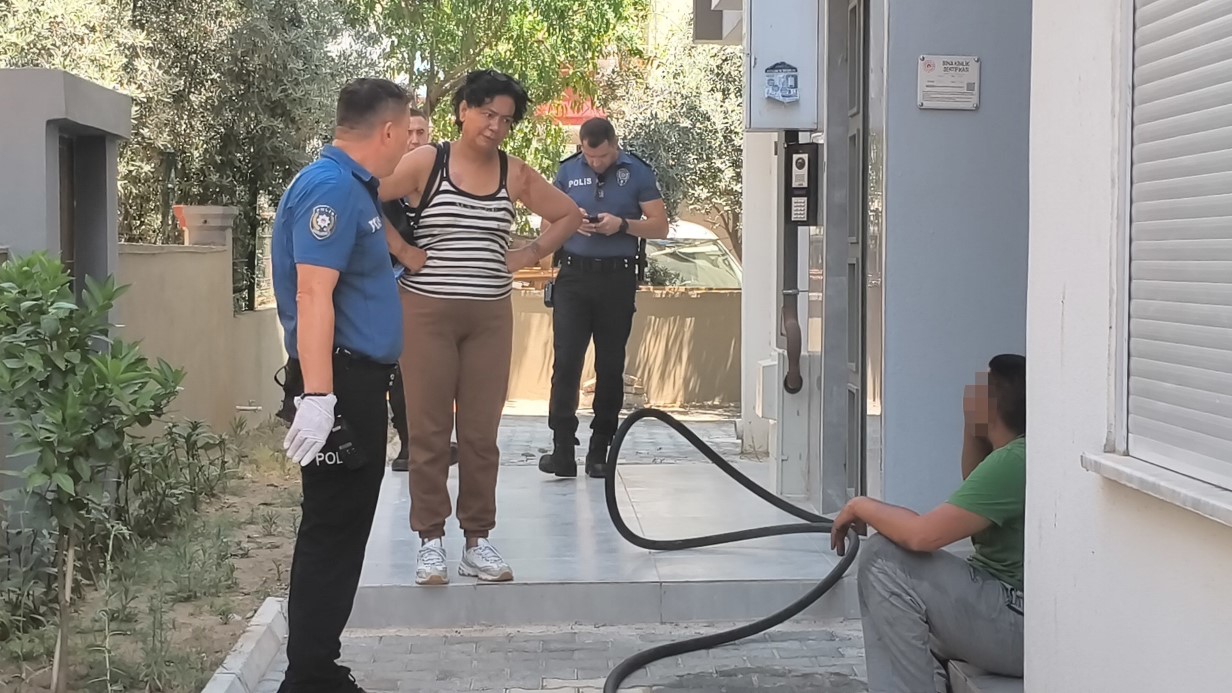 Annesine sinirlendi kendini eve kapatıp yakmaya çalıştı, mahallede korku ve öfke dolu anlar